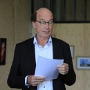 Jack Beneker draagt gedicht voor